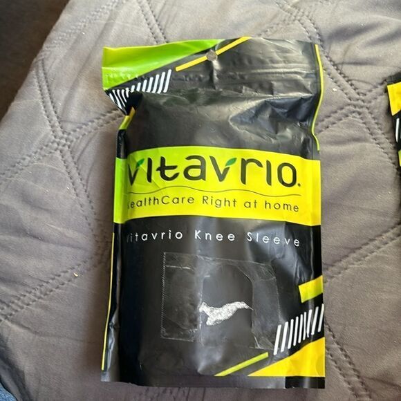 Vitavrio Knee Compression Sleeve Non Slip Breathable Black/Blue Pair Medium - Picture 4 of 5